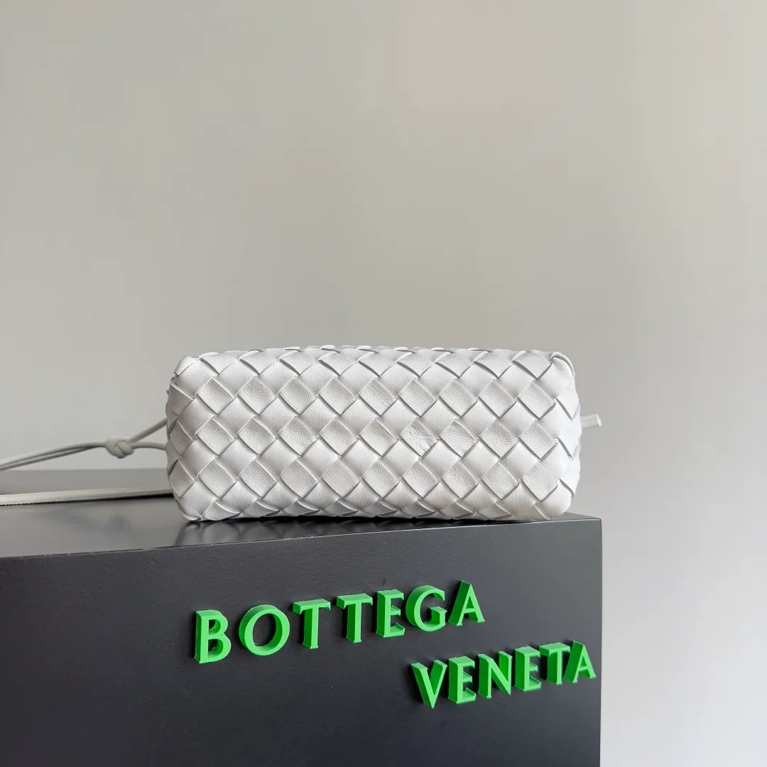 Batch 1260 𝗕𝗼𝘁𝘁𝗲𝗴𝗮 𝗩𝗲𝗻𝗲𝘁𝗮———— The latest version of the loop camera bag💥 at BV’s King of Cost-Effectiveness counter, large woven texture➕As always, ultra-high-quality lambskin, with zippers and adjustable drawstrings, it is especially suitable for the belly💫It can hold anything, and it is very light in weight, suitable for🈴️girls of all ages, size: 22*15*8cm, style number: 680255